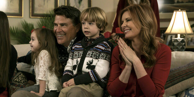 Bild aus der Serie "The Baxters": Die Familie Baxter bestehend aus Vater, Mutter und zwei Kindern sitzen lachend auf einer Couch.