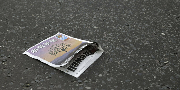 Ein Exil-Ausgabe des Apple Daily liegt auf einer Strasse in London