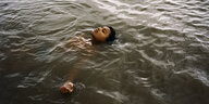 Eine Frau treibt im Wasser