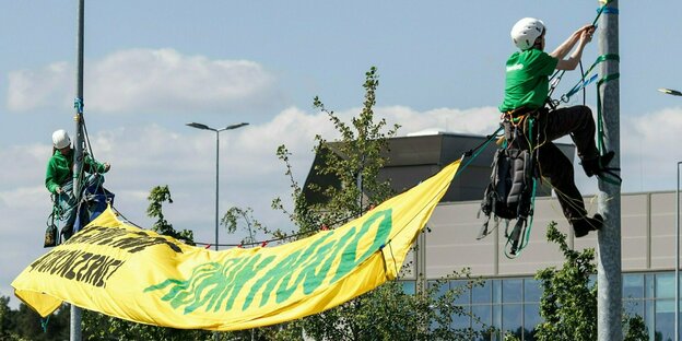 Aktivisten der Naturschutzorganisation Robin Wood spannen ein Banner mit dem Text «Verkehrswende statt Autokonzerne!