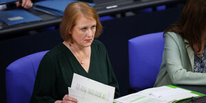 Lisa Paus mit Unterlagen im Plenarsaal des Deutschen Bundestages