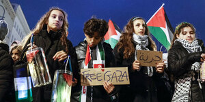 Familien mit Kindern bei einer Demonstration unter dem Motto „Gazas Lichter“ im Dezember in Neukölln