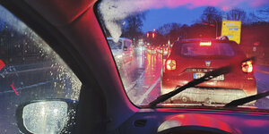 Autofahren bei dichtem Verkehr und Regen in der Dämmerung