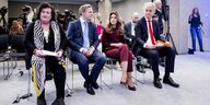Wilders und weitere Politiker sitzen auf Stühlen