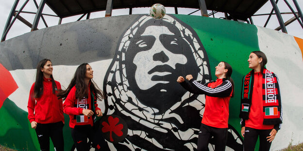 Palestinensische Fussballerinnen im Stadion