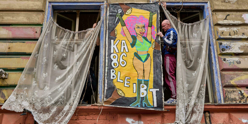Bewohner des queeren und antikapitalistischen Wohnprojekts Tuntenhaus in der Berliner Kastanienallee protestieren mit zahlreichen bunten Transparenten gegen den geplanten Verkauf des Hauses