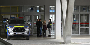 Ein Polizeiwagen vor dem Krankenhaus in der Slowakei, in dem Fico liegt