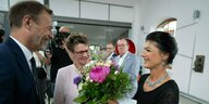 Jörg Scheibe übergibt auf dem sächsischen Landesparteitag Sahra Wagenknecht einen Blumenstrauß
