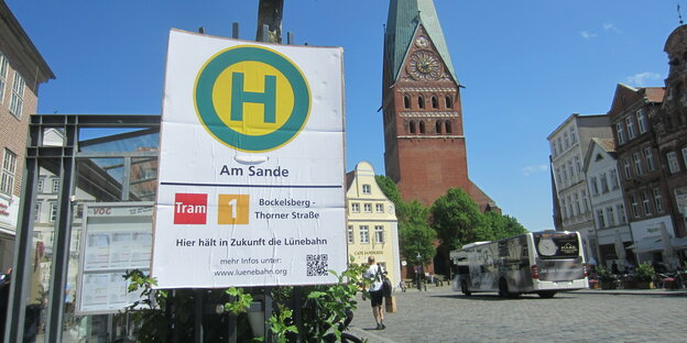 Ein Schild aus Pappe kündigt in der Lüneburger Innenstadt eine kommende Straßenbahn-Haltestelle an