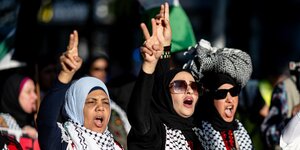 Bild zeigt Teilnehmerinnen an der propalästinensischen Demo in Charlottenburg