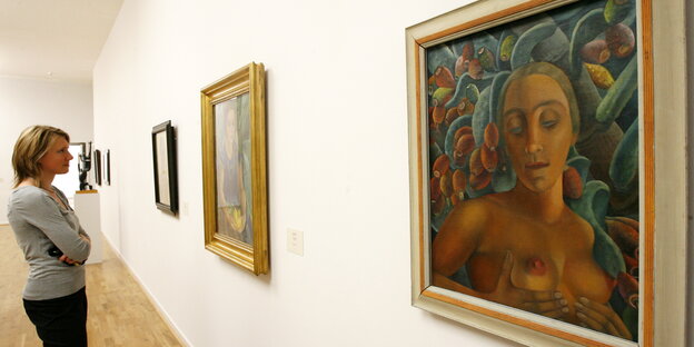 Eine Besucherin sieht sich in der Hamburger Kunsthalle das Bild „Halbakt vor Feigenkaktus (Selbstbildnis)“ der Malerin Anita Rée an.