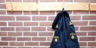Polizeiuniform hängt an einer Garderobe