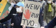 Frau auf Demo hält Schild "Nein zur TVO"