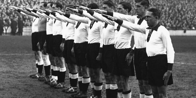 Das Bild zeigt die deutsche Fußballnationalmannschaft bei den Olympischen Spielen 1936 in Berlin