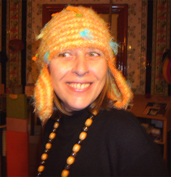 Barbara Kalender, Autorin, trägt das Modell: Tiefseeriff gelb-orange