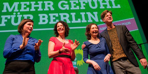 Drei Fauen und ein Mann stehen auf einer Bühne vor einer grünen Wand mit der Aufschrift "Mehr Gefühl für Berlin"