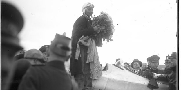 Die gefeierte Fliegerin Elly Beinhorn - hier bei einer Ankunft in Tempelhof 1931