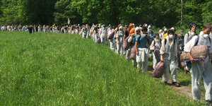 Die AktivistInnen laufen zum Braunkohleabbau