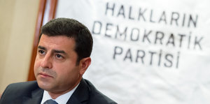 ein Mann vor einem HDP-Schriftzug