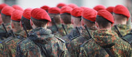 Soldaten in Uniform stehen stramm