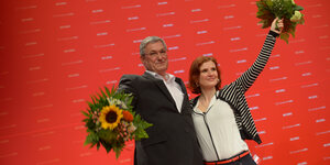 Die alten und neuen Vorsitzenden der Linkspartei, Katja Kipping und Bernd Riexinger, halten Blumensträße
