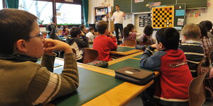 Kinder sitzen in einem Klassenzimmer einer Grundschule