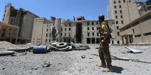 Ein einzelner Kämpfer der syrischen Rebellen zwischen Ruinen und Trümmern