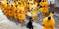 Eine Menge überdimensionierter Pikachu-Figuren, dazwischen: enthusiastische Japanerinnen