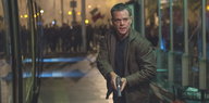 Matt Damon hält im Film "Jasoun Bourne" eine Pistole und guckt angestrengt