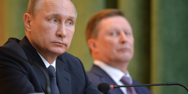 Putin und Iwanow, ein Mikro im Vordergrund