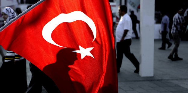 Schatten eines Mannes hinter der türkischen Flagge