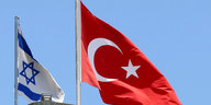 Eine israelische und eine türkische Fahne wehen nebeneinander