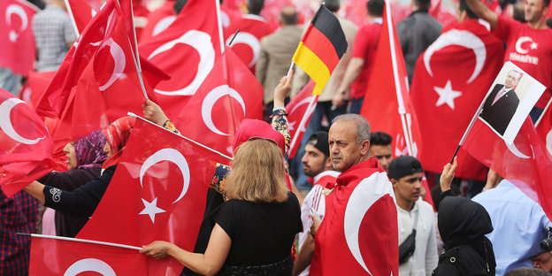 Demonstranten mit zahlreichen türkischen Flaggen und einer deutschen Flagge