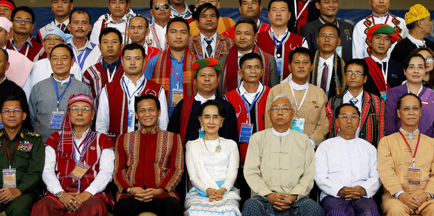 Gruppenbild mit Aung San Suu Kyi und Vertretern verschiedener Minderheiten zum Start der Friedenskonferenz