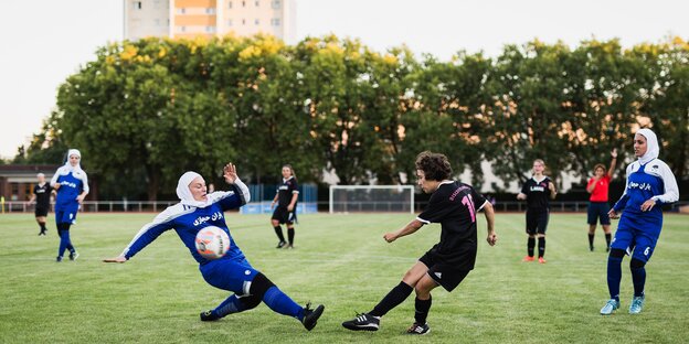 Eine Spielszene aus dem Rückspiel der Nationalmannschaft Iran gegen die Football Under Cover-Allstars
