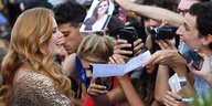 Die Schauspielerin Amy Adams gibt Autogramme an Fans