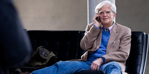 Hans-Christian Ströbele telefoniert mit einem Handy