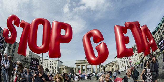 Vor dem Brandenburger Tor halten Demonstranten die Buchstaben Stop Ceta hoch