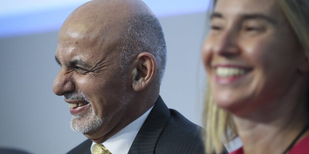 Ashraf Ghani und Federica Mogherini grinsen beide