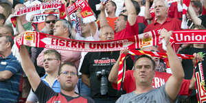 Union-Fans halten "Eisern Union"-Schals hoch