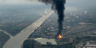 Aus der Luft sieht man das BASF Gebäude brennen