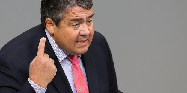 Sigmar Gabriel mit erhobenen Zeigefinger im Bundestag
