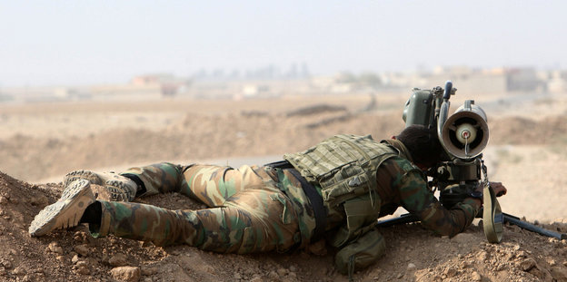 Ein Peschmerga-Kämpfer liegt mit einem Panzerabwehrrakete auf dem Boden zur Offensive auf Mossul