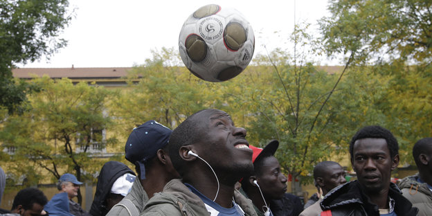 Flüchtlinge mit einem Fußball