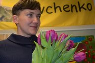 Nadija Sawtschenko auf der Pressekonferenz mit Blumen