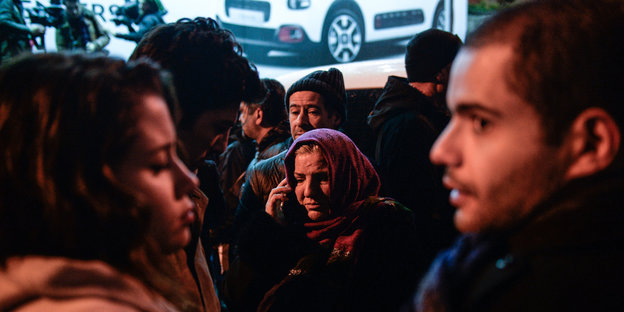 Menschen nach dem Anschlag auf einen Club in Istanbul auf der Strasse