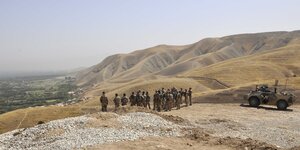 Deutsche Soldaten stehen auf einem Hügel und blicken auf die Provinz Baghlan