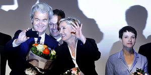 Geert Wilders, Marcus Pretzell und Marine le Pen machen ein Selfie während Frauke Petry daneben steht