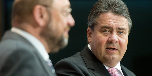SPD-Chef und Bundeswirtschaftsminister Sigmar Gabriel (r) gratuliert am 26.05.2014 im Willy-Brandt-Haus in Berlin SPD-Spitzenkandidat Martin Schulz zum Ergebnis der Europawahl