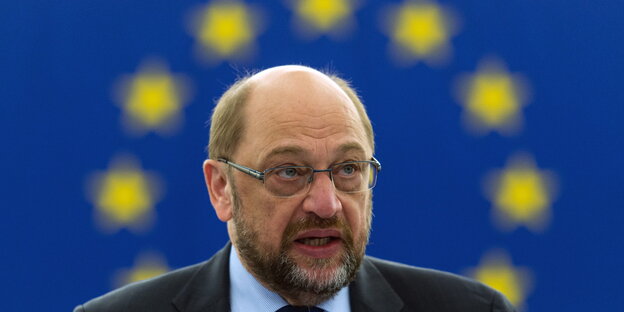 Martin Schulz vor der Fahne der Europäischen Union